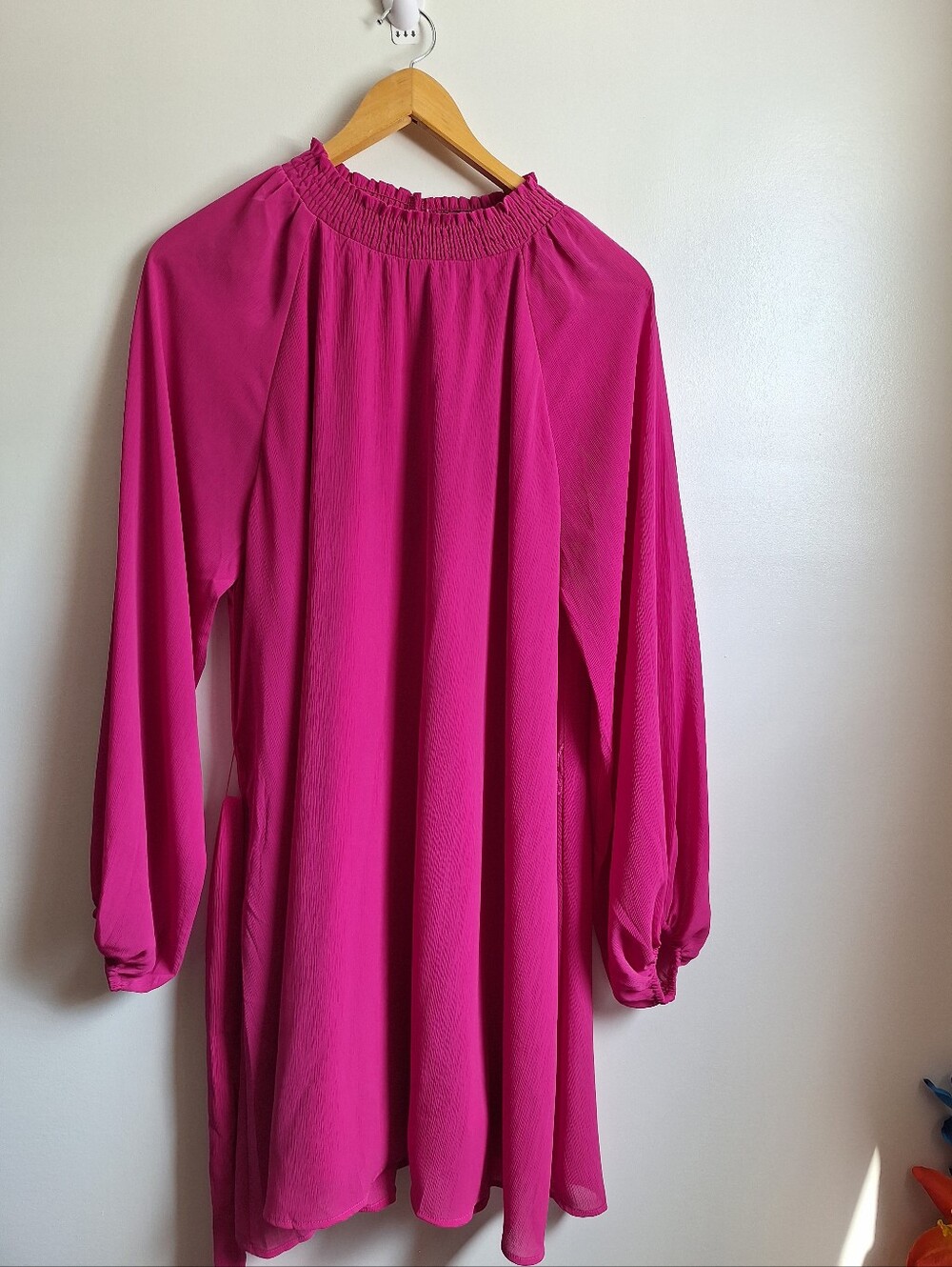 Vici Intense fuchsia midi dress, crafted from pleated fabric - Picture 9 of 9
